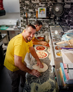 Arjan, le patron de la pizzeria Damarina, dans son restaurant