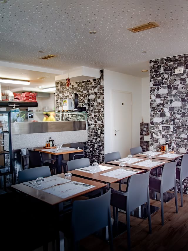 Salle de la pizzeria Damarina sur la rue de l'Hôtel-de-Ville