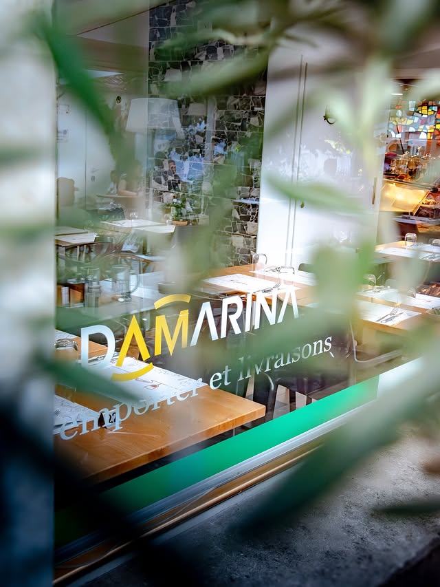 La vitrine intérieure de la pizzeria Damarina vue depuis la rue
