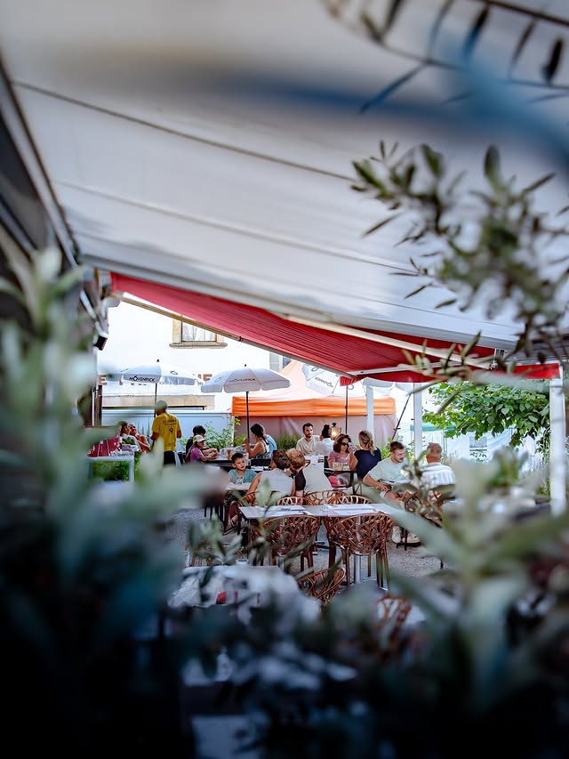 Terrasse ensoleillée de la pizzeria Damarina à Estavayer-le-Lac